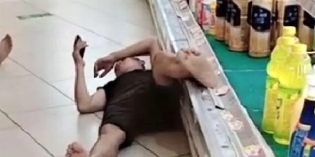 폭염에 에어컨 빵빵한 마트 찾아온 남성… 바닥에 드러눕더니 음료 진열대에 맨발 올려