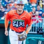 美 MLB 야구팀, 가슴엔 ‘김치’ 등엔 ‘배추’… 4년째 ‘김치’ 유니폼 입고 뛰는 이유