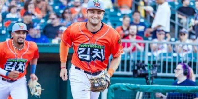 美 MLB 야구팀, 가슴엔 ‘김치’ 등엔 ‘배추’… 4년째 ‘김치’ 유니폼 입고 뛰는 이유