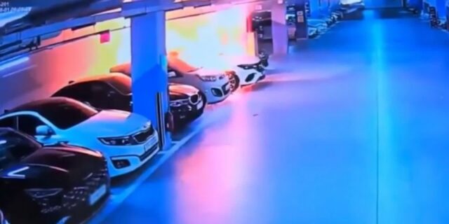 인천 아파트 지하주차장서 ‘벤츠 전기차’ 폭발… 차량 70대 불탔다 (영상)