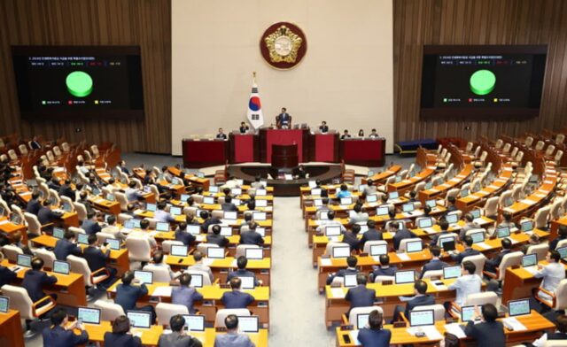 더불어민주당 추진한 ‘전국민 25만원 지원법’ 국회 통과… 여당 단독처리