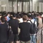 ‘테무’ 본사, 항의하러 온 판매자들에게 점령당해 초토화… “대금 지급 보류·벌금 부과 부당” (영상)