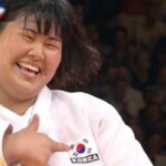 24년 만에 나온 유도 최중량급 메달… ‘태극기’ 가리키며 환하게 웃는 김하윤 (영상)