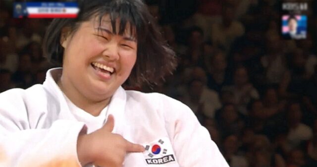 24년 만에 나온 유도 최중량급 메달… ‘태극기’ 가리키며 환하게 웃는 김하윤 (영상)