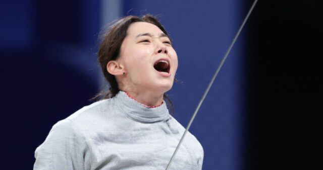 펜싱 윤지수, 아빠 운동 DNA 물려 받았나… 알고 보니 롯데 레전드 투수 딸이었다