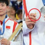 안세영에 패배한 중국 선수가 시상대에서 메달과 함께 들어 올린 ‘이것’… 감동 자아냈다