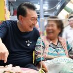 여름휴가 첫날 통영중앙시장 방문한 윤 대통령… “증시 폭락 눈치 봐야 vs 휴가도 못 가냐”