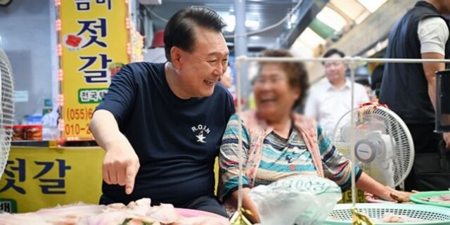 여름휴가 첫날 통영중앙시장 방문한 윤 대통령… “증시 폭락 눈치 봐야 vs 휴가도 못 가냐”