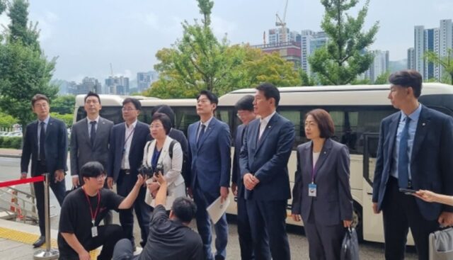방통위 현장검증 나선 野과방위…자료제출 놓고 줄다리기