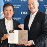 프랑스 파리 간 정몽규 축구협회장… FIFA 회장 만나 친필 편지 담긴 자서전 선물했다
