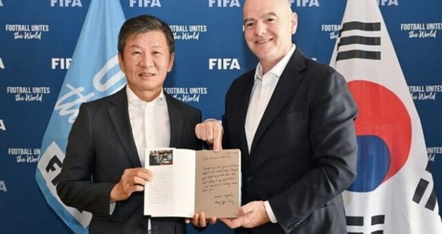 프랑스 파리 간 정몽규 축구협회장… FIFA 회장 만나 친필 편지 담긴 자서전 선물했다