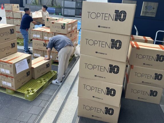 탑텐, ‘쿨에어’ 5000장 추가 지원…”폭염 속 서울시 에너지 취약계층 지원”