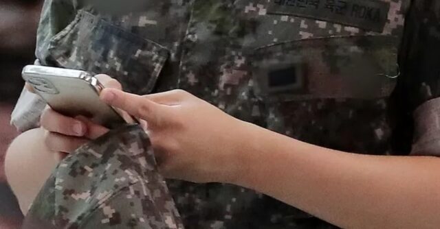 병사 ‘일과 후’ 휴대폰 사용 시간 안 늘린다… 훈련병은 주말·공휴일 1시간 휴대폰 사용