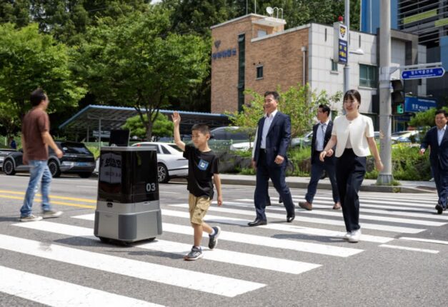 배송로봇 현실화 되나···현대차∙기아, AI기술로 길건너기 성공
