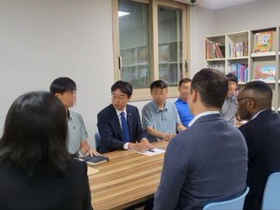 인천 찾은 벤츠 코리아 임직원, 피해 주민에 45억원 지원