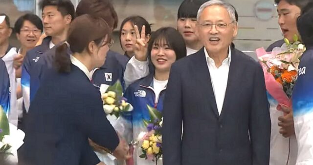 ‘은메달’ 따고도 키 작아 가려진 허미미… 장미란이 단번에 눈치채고 한 행동 (영상)
