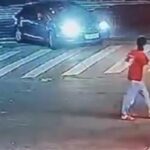 도로에 누워 떼쓰는 아들, 화난다고 그대로 두고 간 엄마… 차가 못 보고 그대로 지나갔다