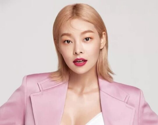 발이 너무 작아서 양면테이프로 신발 붙이고 무대 서야 하는 모델