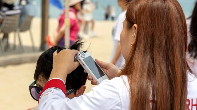 머리카락 한 올, 한 올 챙겨드려요…워터파크 고객 두피 건강 진단하는 리조트