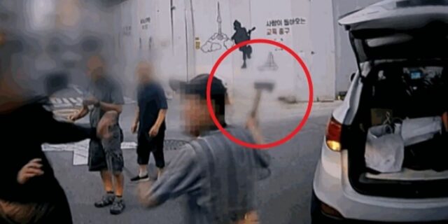 ‘일방통행로’ 막은 차에 “차 빼달라” 부탁… 차주는 냅다 ‘도끼’ 꺼냈다 (영상)