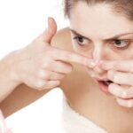 화장 뚫고 나오는 거뭇거뭇한 ‘블랙헤드’… 속 시원하게 제거하는 방법 7가지