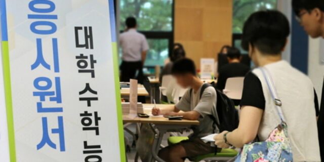 고3 아들·딸들이 의대생 유입 때문에 스트레스 받자… 등급 높여주려 수능 응시하는 엄마들