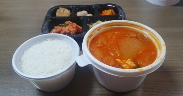 “만원짜리 김치찌개 배달시켰는데… 1인분 양 이게 맞는 건가요?”