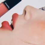샤넬 루쥬 알뤼르 벨벳 틴트로 물든 입술