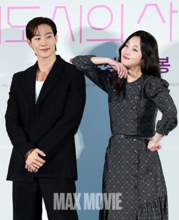 [맥스포토] ‘대도시의 사랑법’ 노상현·김고은, 하트 대신 주먹~