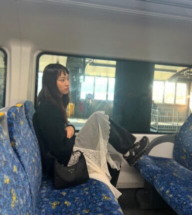 (의외로 힙해 난리난) 류혜영 ‘프라다가방 리나일론’ 숄더백 요즘 가격은?