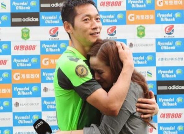 인터뷰 하는 아나운서 갑자기 끌어안아버린 축구선수