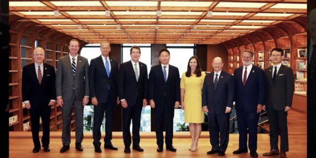 반도체·AI 전쟁 위해… 미국 상원의원 만나 ‘협력’ 간청한 SK 최태원 회장