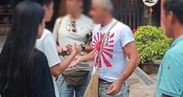 욱일기 티셔츠 입고 유네스코 관광지 방문한 외국인 관광객… 지적하자 “상관마”
