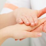 “손은 나이를 못 숨긴다”… 쩍쩍 갈라지는 손을 ‘아기손’으로 만드는 7가지 꿀팁