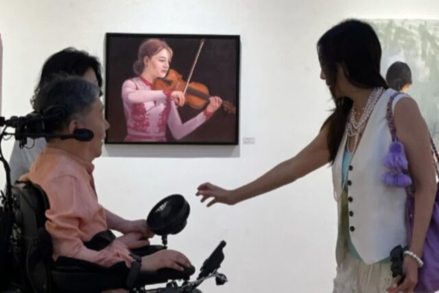 “30년 전 교통사고로” .. 장애를 딛고 화가가 된 여배우의 남동생