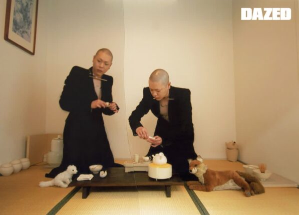 오혁, 맥퀸의 품에 안겨 거리를 누비다… ‘예술이 된 패션’