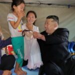 물난리 나서 텐트에 살고 있는데… 수해 아동에 백화점 원피스 건넨 김정은 위원장