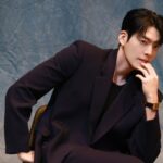 김우빈, 한 끗 차이로 완성한 ‘클래식 시계룩의 정석’