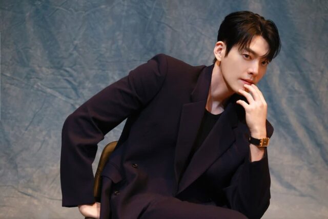 김우빈, 한 끗 차이로 완성한 ‘클래식 시계룩의 정석’