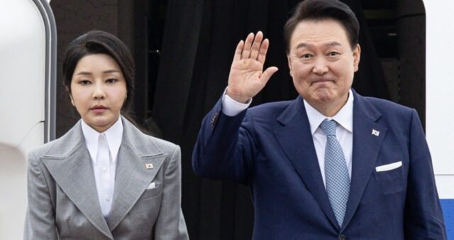 지지율 바닥 친 상황… 김건희 여사와 체코로 ‘동반 해외순방’ 나선 윤 대통령