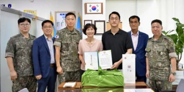 “나라 지켜줘 고마워요”… 외박 나온 군인들 밥값 몰래 결제한 ‘영어 선생님’의 정체