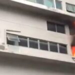 5층에 불 나 사람들 갇혔다… 난간에 서서 소방관 올 때까지 물줄기 쏜 아저씨 (영상)