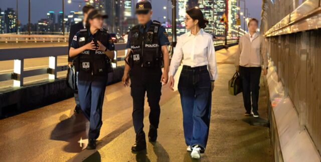 김건희 여사 ‘심야 산책’의 전말… “경호 군인들 배고플까 봐 편의점에서 간식 샀다”