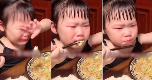 ‘요리 똥손’ 엄마 음식 맛없어 눈물 나는데도 의리로 ‘억지 먹방’ 해주는 귀요미 딸 (영상)