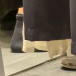 쇼핑몰 탈의실 같이 들어간 커플… “발 4개 격렬하게 움직이더니 그림자 계속 흔들려”