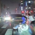 폭우 속 도로 위 휠체어 탄 시민 보고 뛰어나간 버스 기사… ‘번개맨’처럼 왕복 10차선 내달려 (영상)