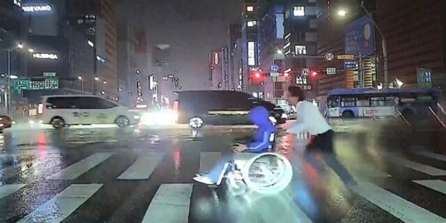 폭우 속 도로 위 휠체어 탄 시민 보고 뛰어나간 버스 기사… ‘번개맨’처럼 왕복 10차선 내달려 (영상)
