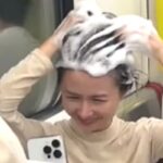 출근 시간 지하철에서 샴푸 거품 내 머리 감는 여성… 직원이 말려도 소용 없었다