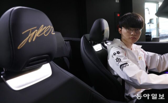 페이커, ‘LoL 전설의 전당’ 헌정 차량 받았다[청계천 옆 사진관]