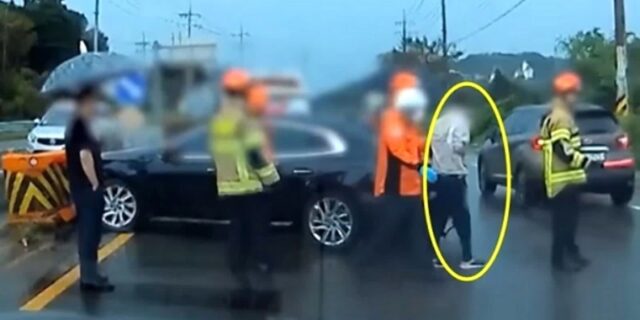 중앙선 넘나들더니 결국 중앙분리대 들이받은 운전자… 문 열자 속옷 다 벗고 반나체 상태